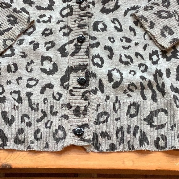 WOMENS COTTON V NECK CARDIGAN SWEATER, M, GRAY/BLACK LEOPARD PRINT - Picture 6 of 9